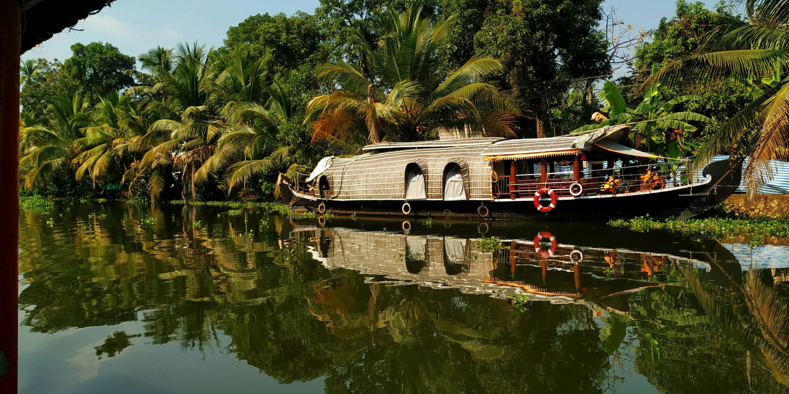 MOVING HOUSEBOATS IN THE KERALA BACKWATERS -